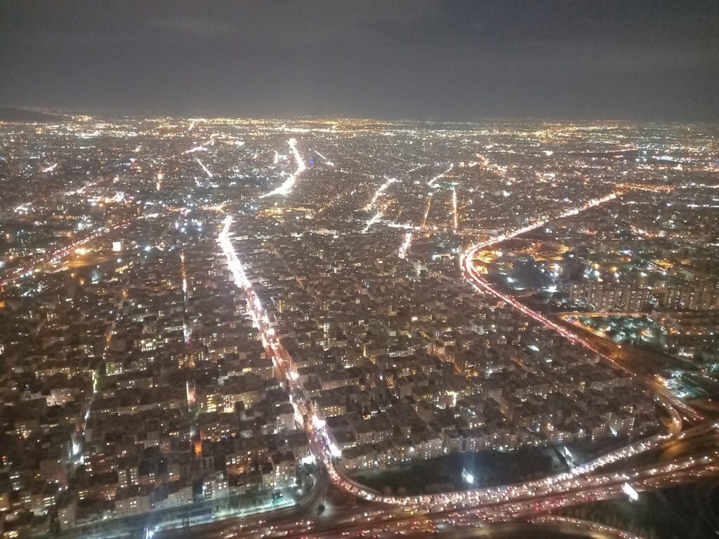 Qindra gra iraniane vrapojnë në Teheran pa hixhab  në aktin më të madh të sfidës që nga kryengritja e vitit 2022