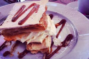 Mille-feuille francez — ëmbëlsirë klasike me petë krokante dhe krem patisserie