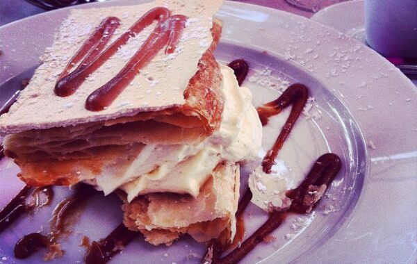 Mille-feuille francez — ëmbëlsirë klasike me petë krokante dhe krem patisserie