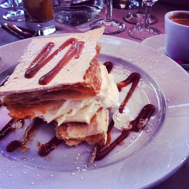 Mille-feuille francez — ëmbëlsirë klasike me petë krokante dhe krem patisserie