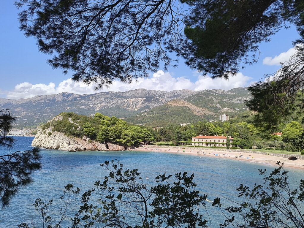 Plazha e Mbretit (King's Beach) në Miločer, Budva
