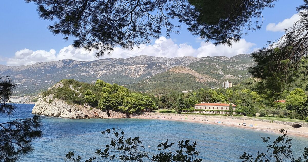 Plazha e Mbretit (King's Beach) në Miločer, Budva