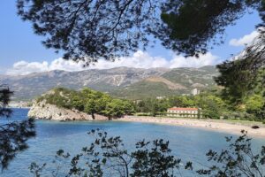 Plazha e Mbretit (King's Beach) në Miločer, Budva