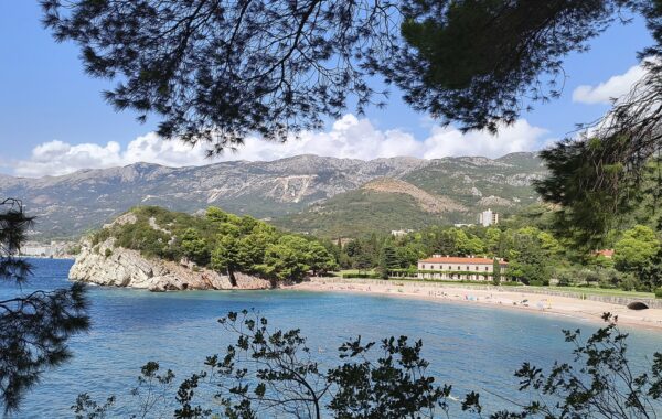 Plazha e Mbretit (King's Beach) në Miločer, Budva