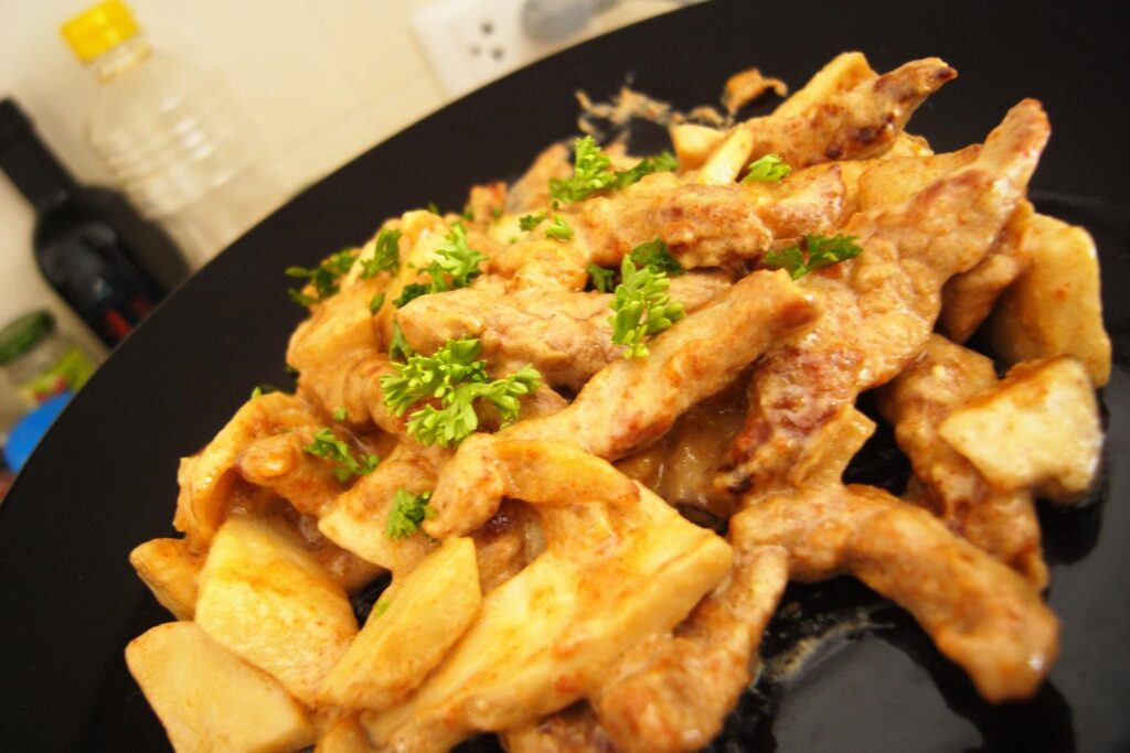 Mish viçi Stroganoff — receta klasike ruse me salcë kosi dhe kërpudha