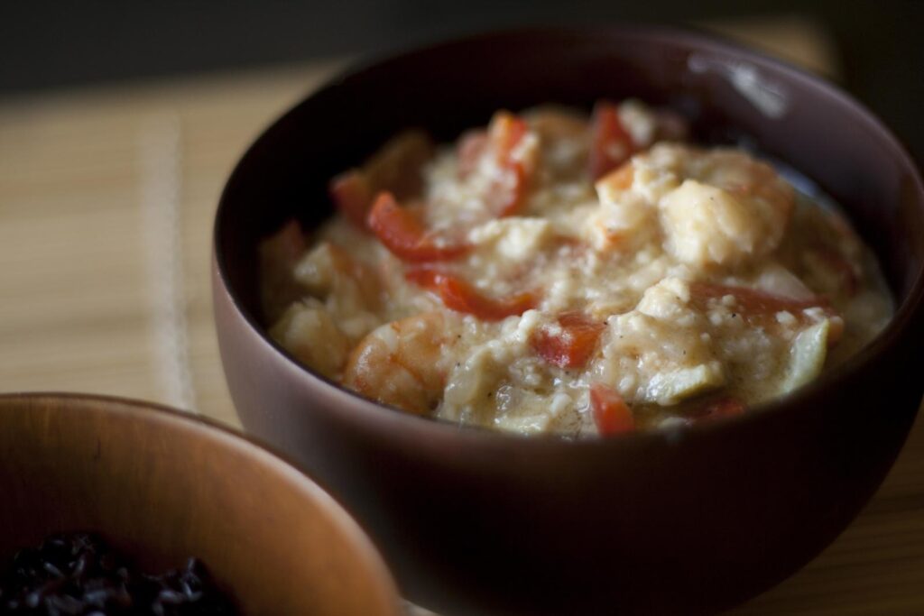 Moqueca braziliane — gjella e peshkut dhe karkalecave me qumësht kokosi dhe koriandër