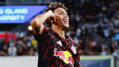 Julian Hall  i thirrur në kombëtare  shënon golin vendimtar në Hudson River Derby