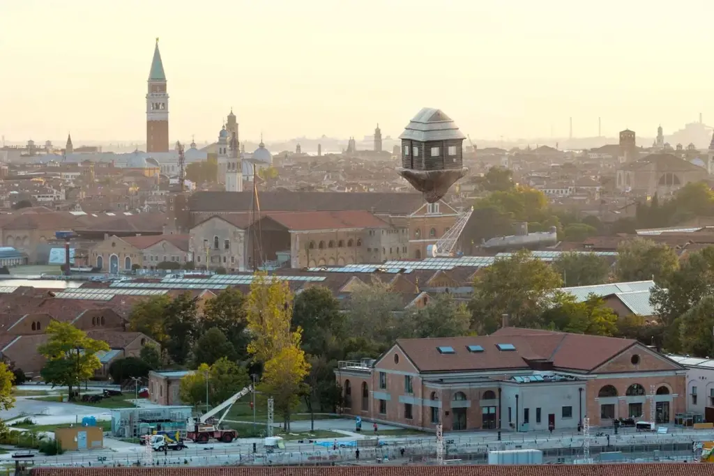Erërat shkatërrojnë sinagogën fluturuese të Venecias   Nabatele  ja e Anna Kamyshan it u rrëzua nga stuhia