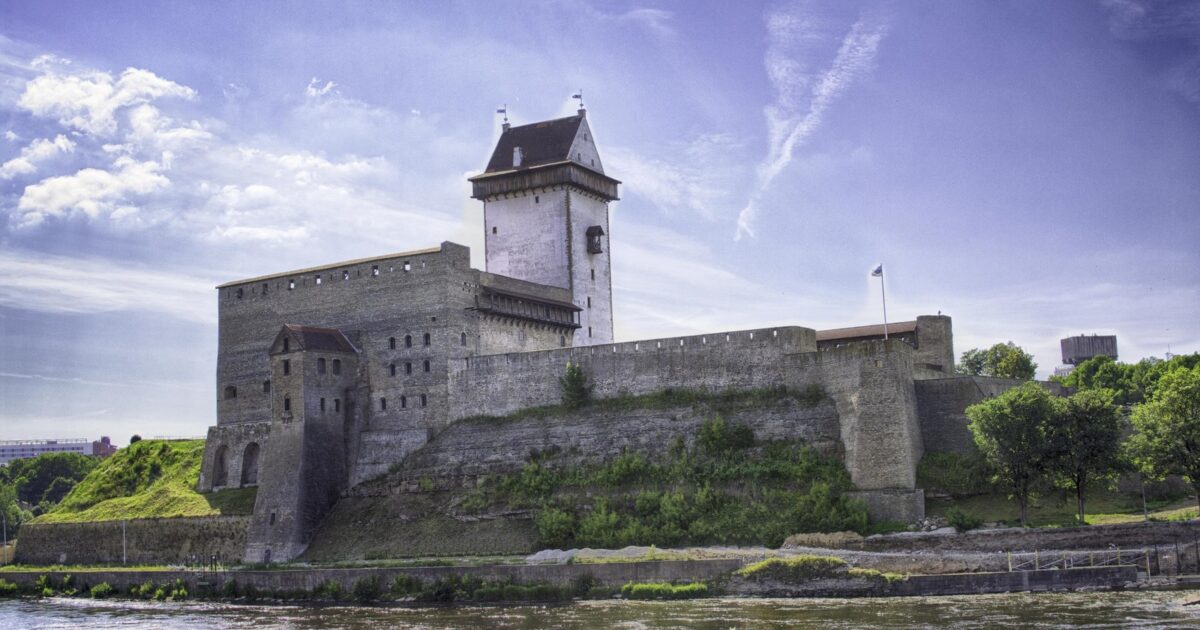 Kështjella Herman në Narva, Estoni, pranë lumit Narva në kufirin me Rusinë