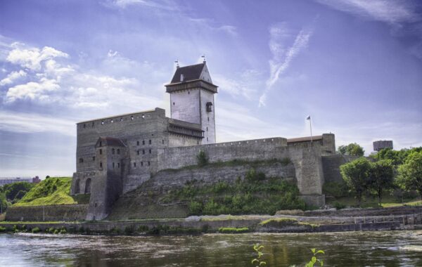 Kështjella Herman në Narva, Estoni, pranë lumit Narva në kufirin me Rusinë