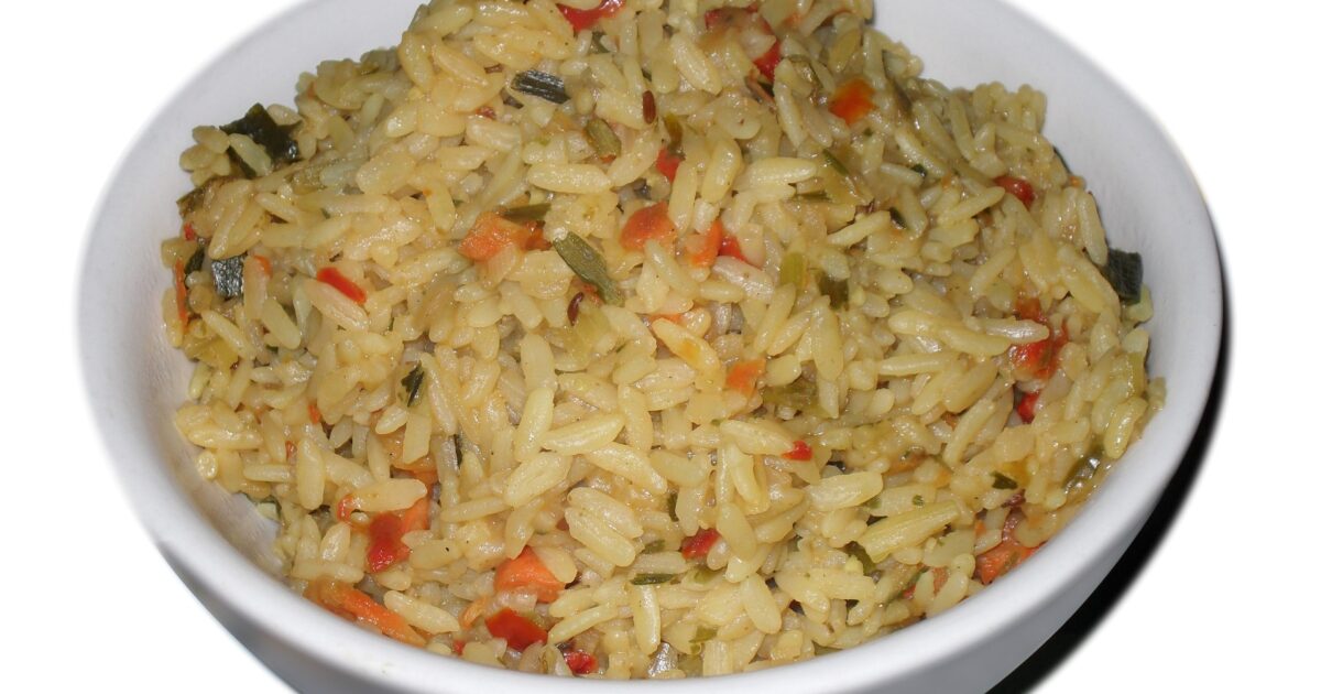 Nasi goreng — orizi i skuqur indonezian me perime, vezë dhe salcë soje