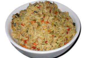 Nasi goreng — orizi i skuqur indonezian me perime, vezë dhe salcë soje
