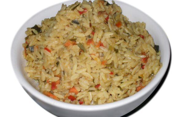 Nasi goreng — orizi i skuqur indonezian me perime, vezë dhe salcë soje