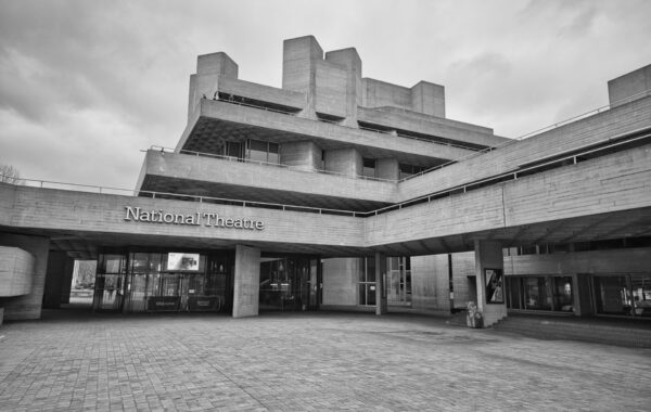 Fasada e National Theatre në Londër, Londër (foto CC BY 2.0: chris.rycroft / Wikimedia Commons)
