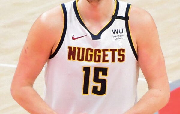 Nikola Jokiçi me fanellën e Denver Nuggets