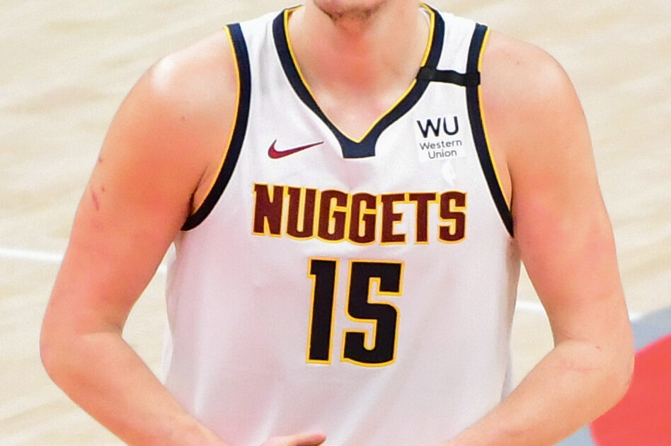 Nikola Jokiçi me fanellën e Denver Nuggets