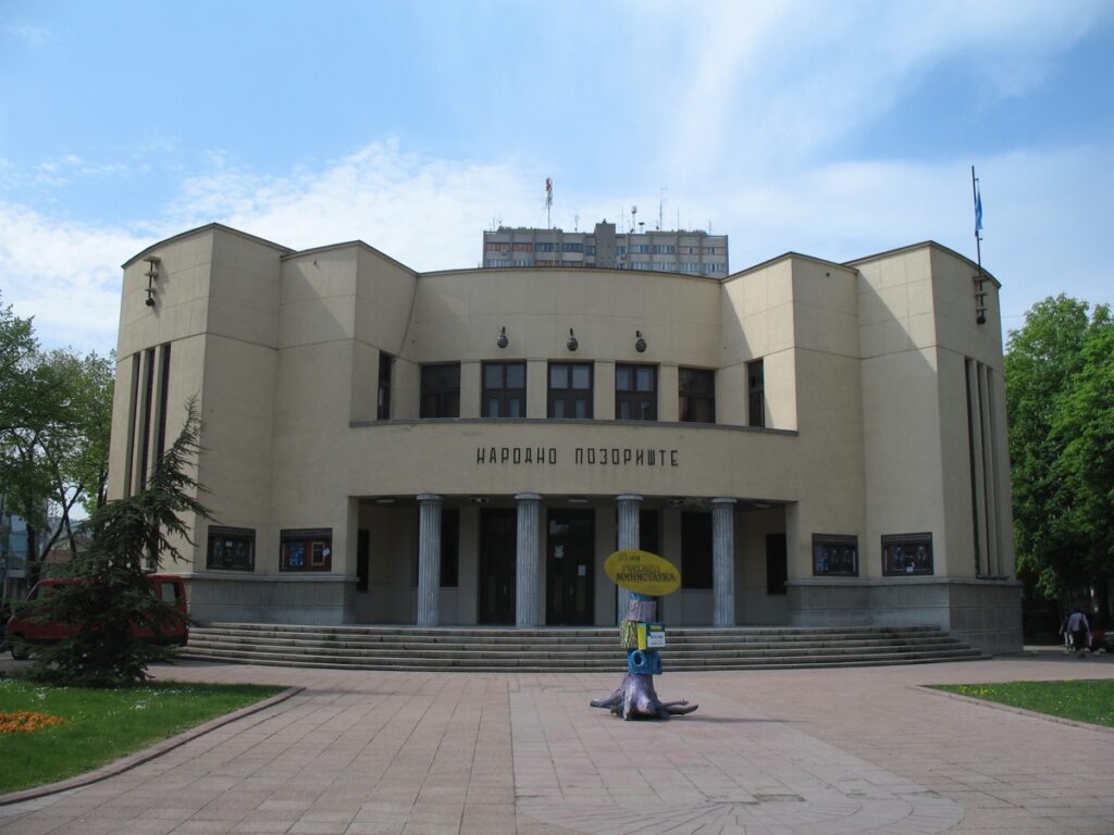 Nish  Studentët ndryshuan vendin e pritjes së çiklistëve për arsye sigurie  SNS vendos stenda aty