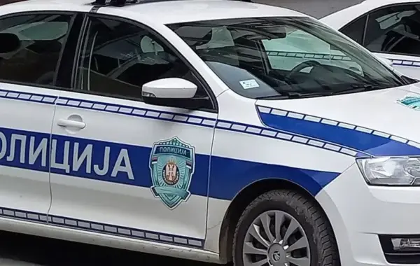 Makinë policie serbe