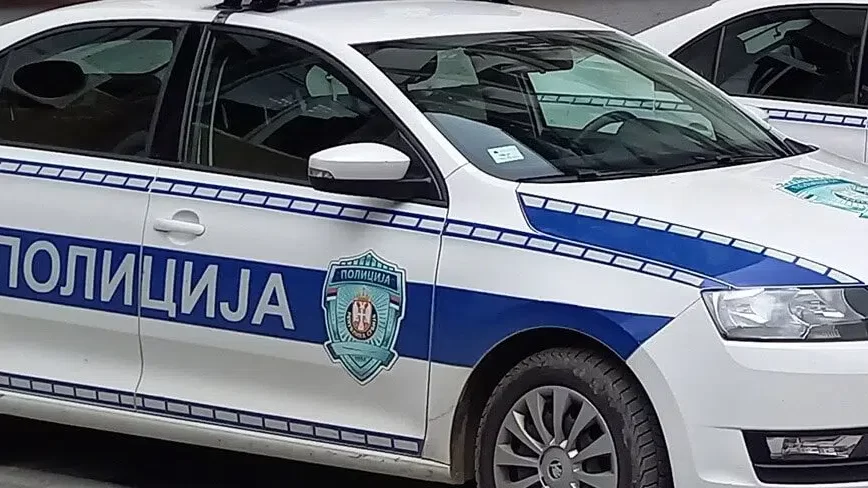 Makinë policie serbe