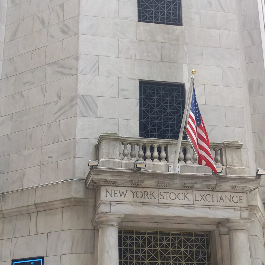 Nafta mbi 106 dollarë  bursat aziatike hapin javën me kujdes  rendimentet e bonove në maksimumin e 20 viteve