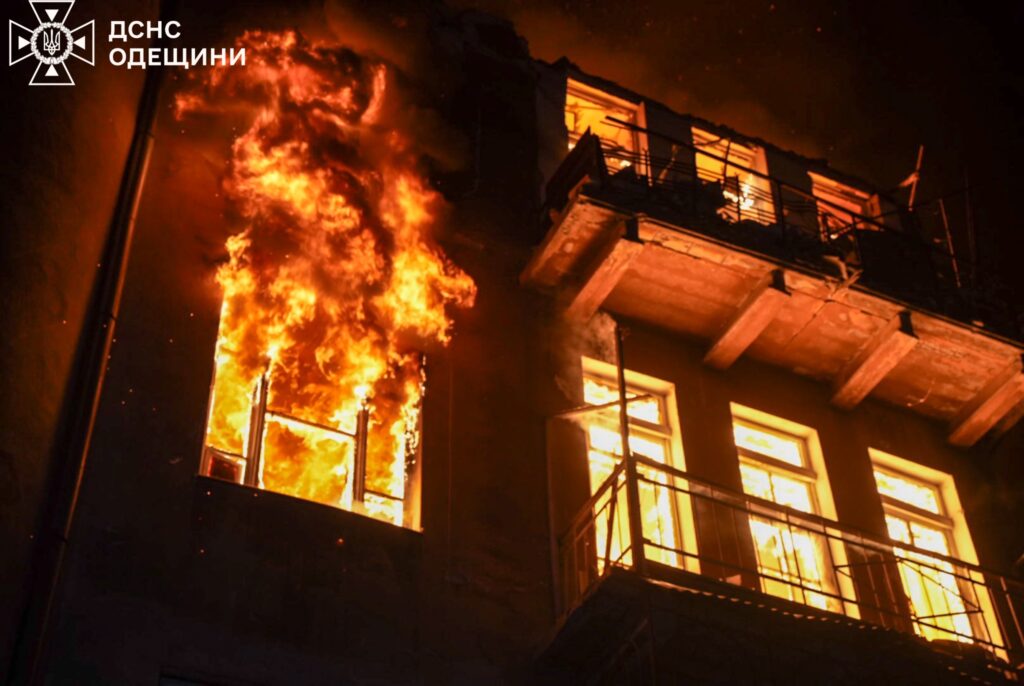 Sulme ajrore ruse në Kiev dhe Odesë  ndërtesa 19 katëshe në flakë  tre të plagosur përfshirë një fëmijë