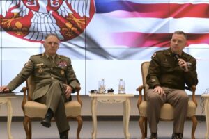 Komandanti i Gardës Kombëtare të Ohajos dhe zyrtari serb gjatë ceremonisë në Beograd