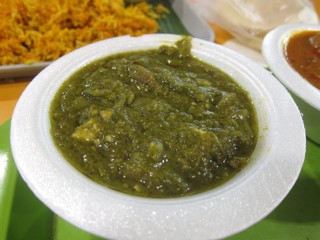 Palak Paneer — gjella indiane me spinaq dhe djathë paneer në salcë aromatike