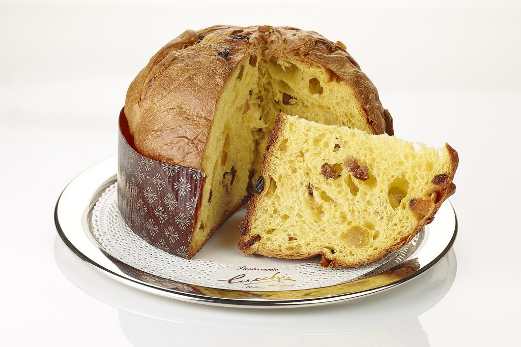 Panettone tradicionale italiane — torta e ëmbël e festave me rrush të thatë dhe fruta të ëmbëlsuara