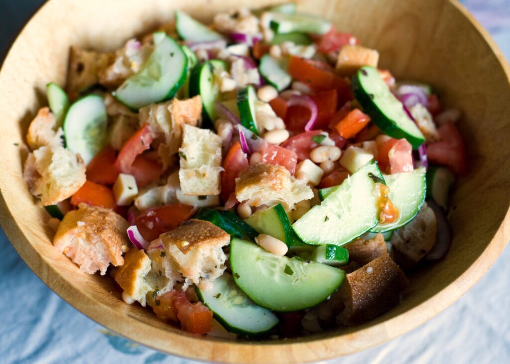 Panzanella toskane — sallata italiane e verës me bukë  domate dhe bazilik