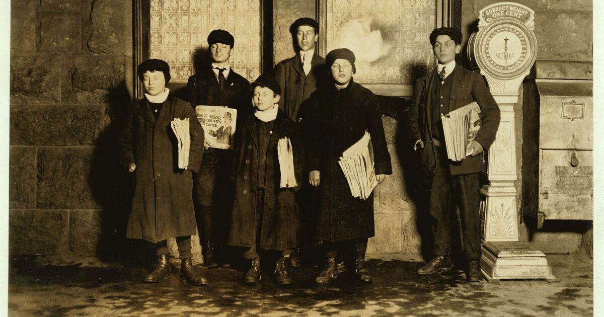 Djem gazetash në fillim të shekullit XX (foto: Lewis Hine / Library of Congress, public domain, via Wikimedia Commons)