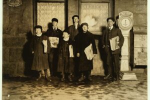 Djem gazetash në fillim të shekullit XX (foto: Lewis Hine / Library of Congress, public domain, via Wikimedia Commons)