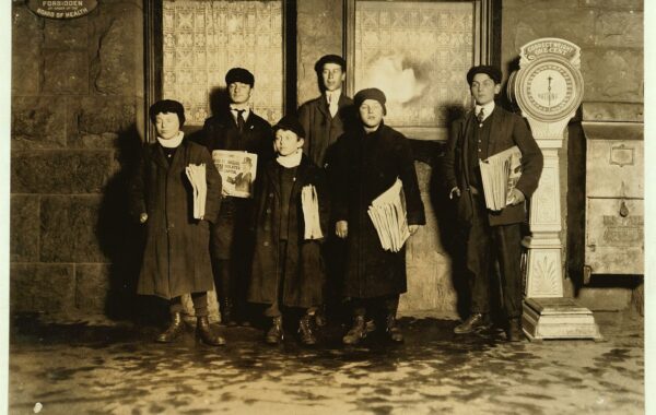 Djem gazetash në fillim të shekullit XX (foto: Lewis Hine / Library of Congress, public domain, via Wikimedia Commons)
