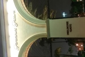 Hyrja e studios Paramount gjatë natës