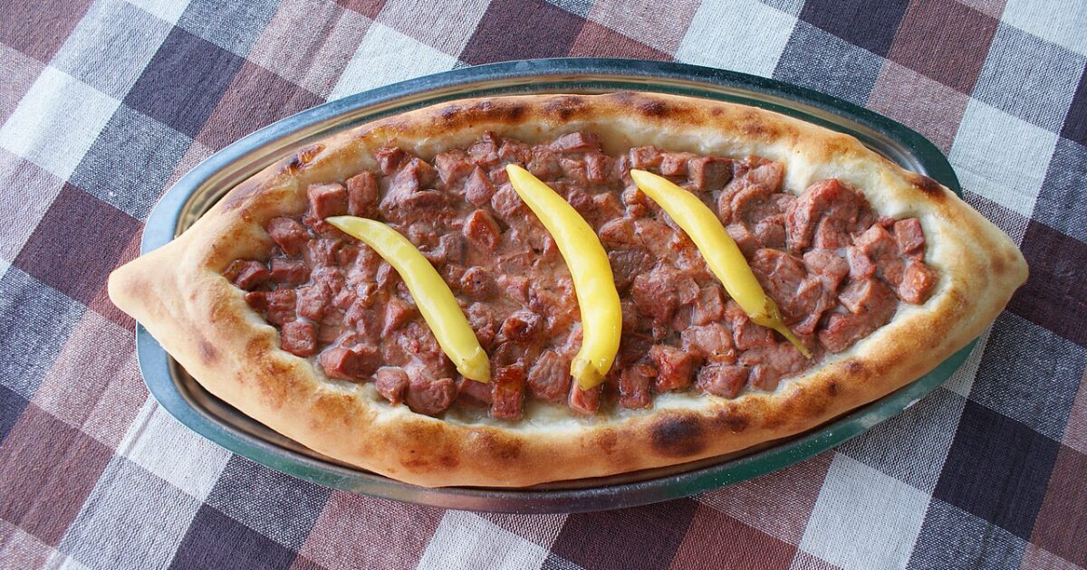 Pastrmajlija maqedonase me copa mishi dhe speca turshi