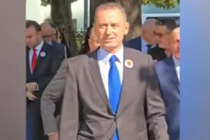 me simbole të UÇK-së në