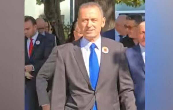 me simbole të UÇK-së në