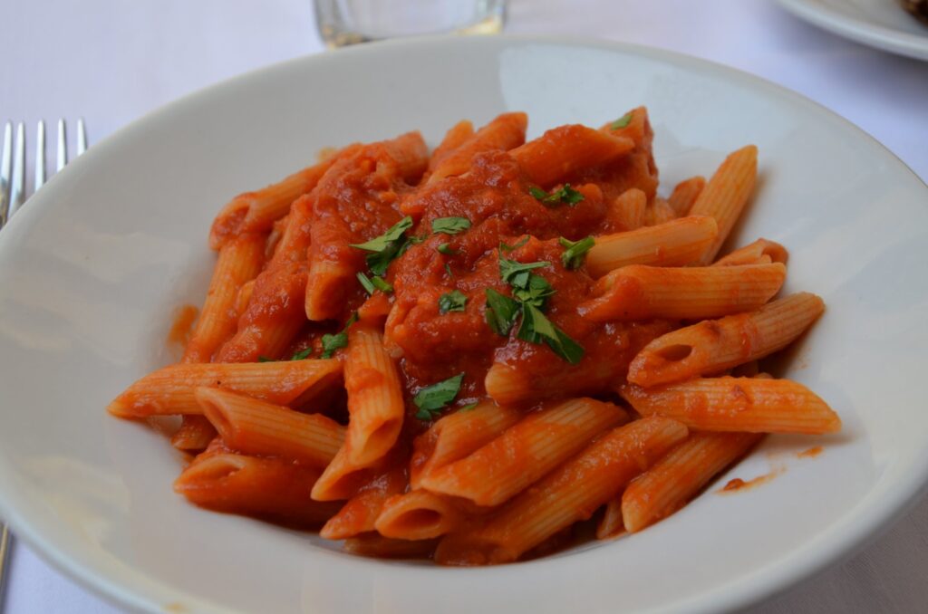 Penne all arrabbiata — makaronat pikante romane me domate  hudhër dhe spec djegës