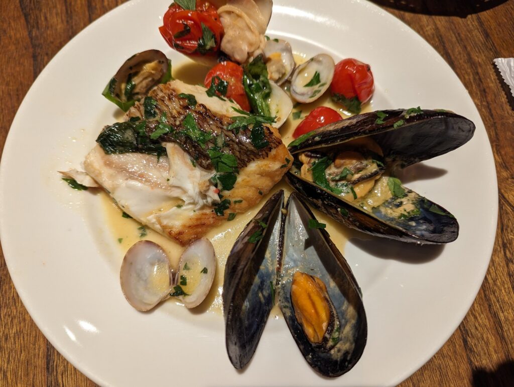 Pesce all acqua pazza — peshku mesdhetar në  ujë të çmendur  me domate  hudhër dhe ullinj