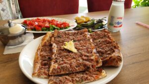 Pide turke me mish të grirë —  pica  turke në formë barke