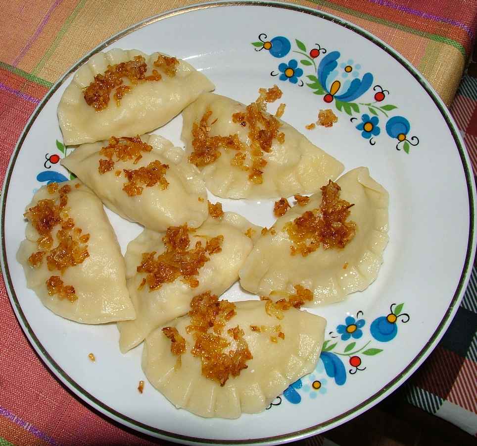 Pierogi ruskie — petëzat tradicionale polake me patate dhe djathë