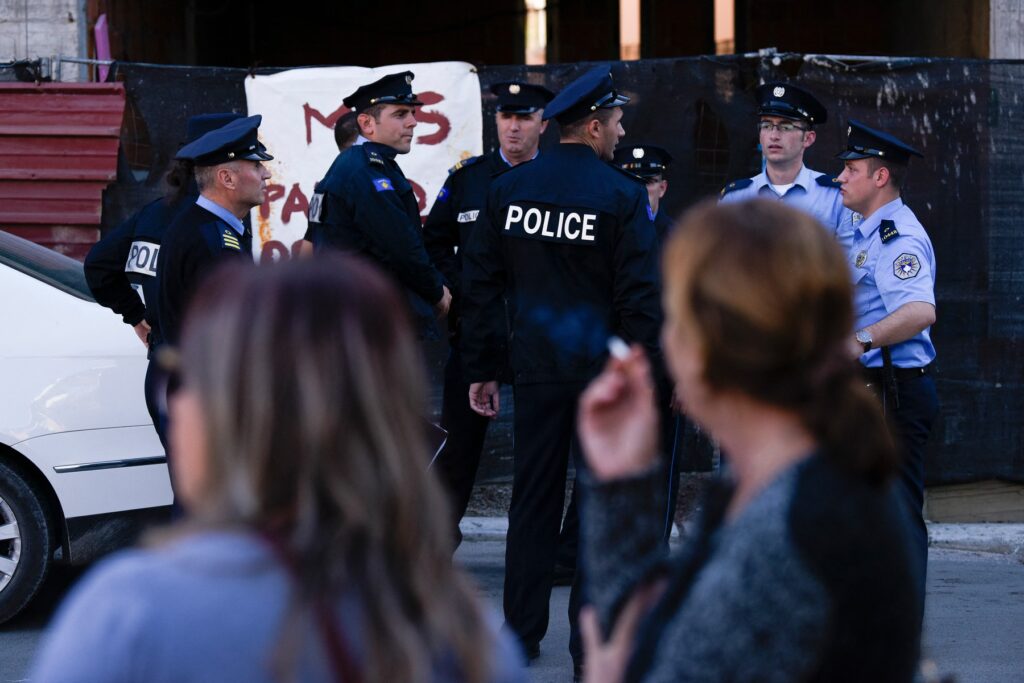 Policia e Kosovës arreston dy persona gjatë protestave në Prishtinë pas dënimeve të Hagës për drejtuesit e UÇK së — njërit i caktohet paraburgim 48 orësh