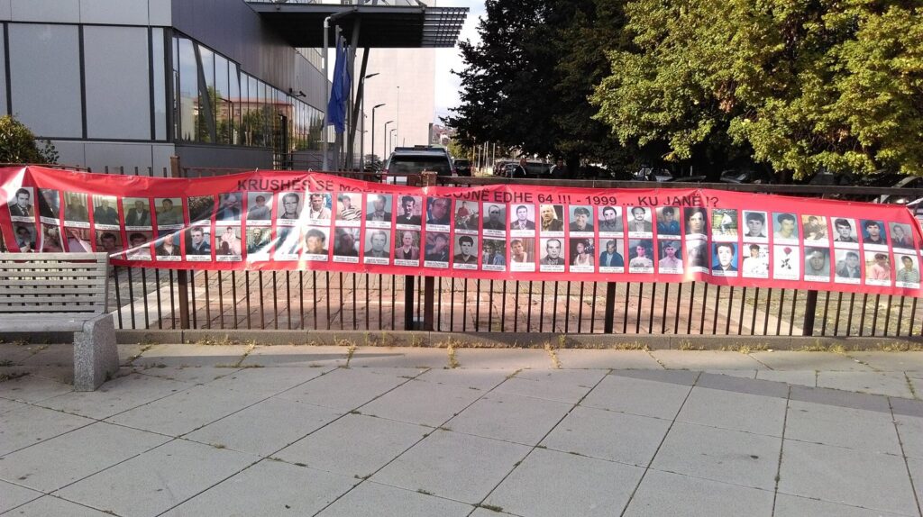 Prishtinë  Nata e gjashtë e protestave kundër vendimit të Hagës —  Jo në emrin tim 