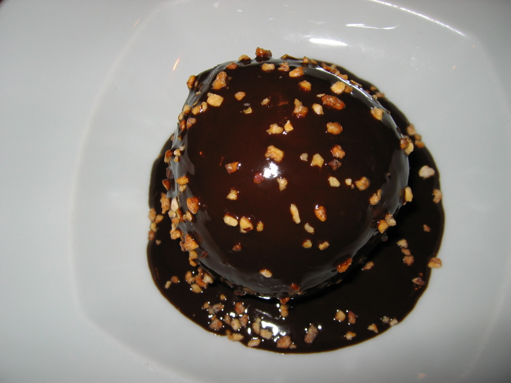 Profiterol me çokollatë — ëmbëlsira klasike franceze me krem dhe salcë çokollate