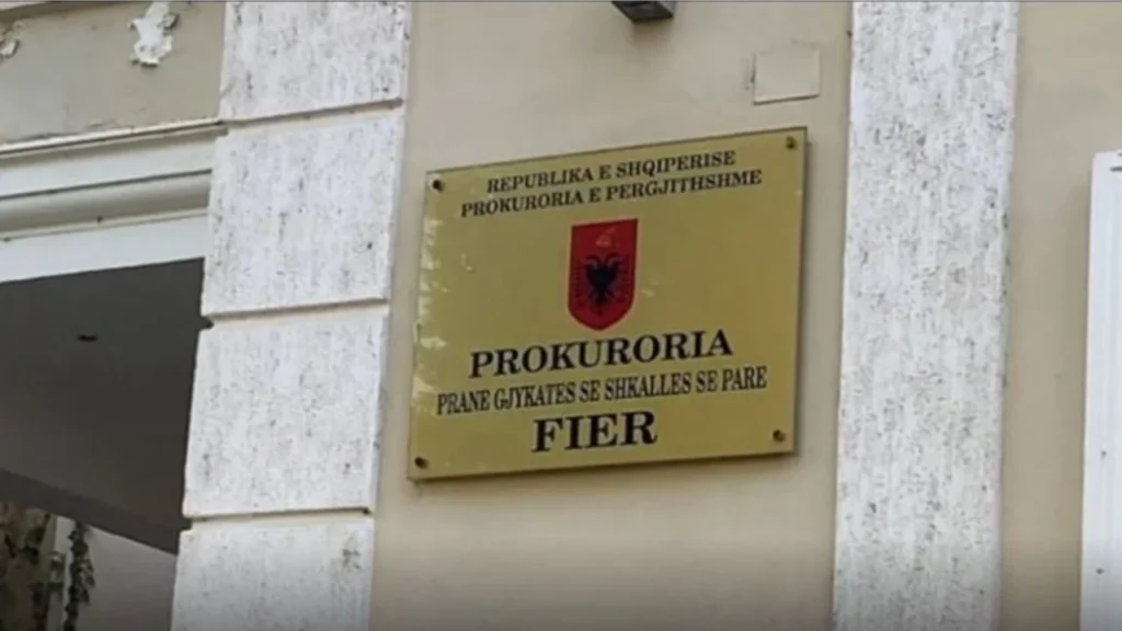 DOSJA  Akuzohen se abuzuan me pronat  arrestohen2 ish drejtorët e Kadastrës në Fier  specialisti dhe përfituesi  Prokuroria