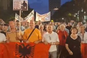 në Tiranë