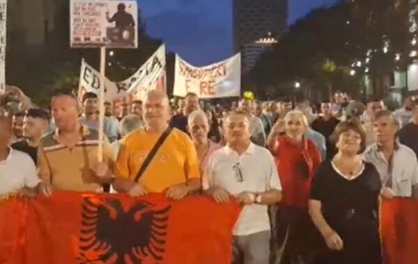 në Tiranë