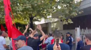 Masa e sigurisë për 14 protestuesit e arrestuar  qytetarët mblidhen para Gjykatës së Tiranës
