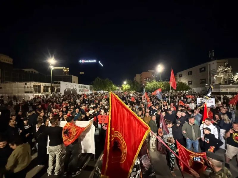 Nata e gjashtë e protestës  Jo në emrin tim   Haziri  Ky shesh kërkon bashkim  na ka bashkuar UÇK ja