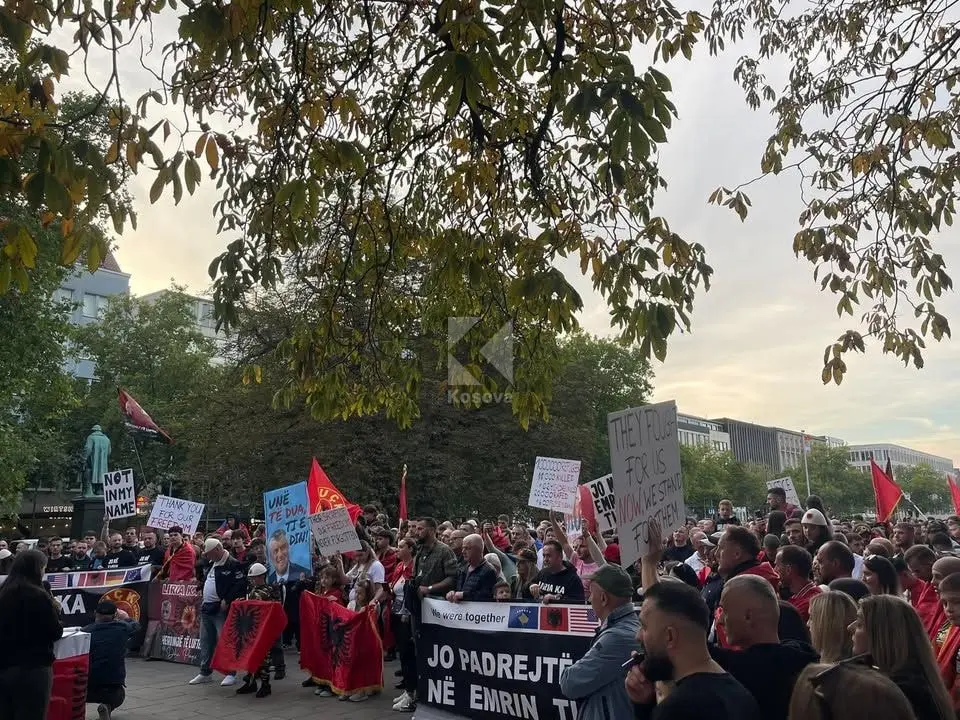 Mbi 600 shqiptarë protestojnë në Mulhouse të Francës kundër dënimit të krerëve të UÇK së