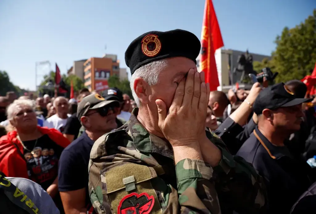 Protestat në Prishtinë pas vendimit të Hagës vazhdojnë edhe natën  tubim në sheshin qendror  thirrje për seancë plenare